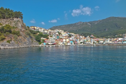 עיר שוקקת מול כפרים שקטים