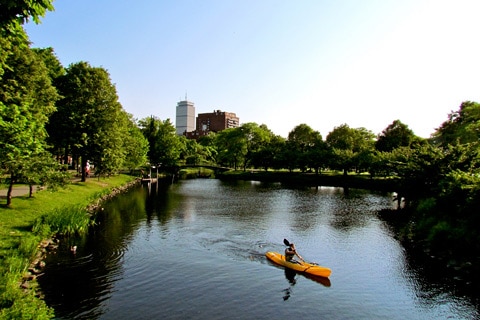 נהר הצ'ארלס חוצה את העיר