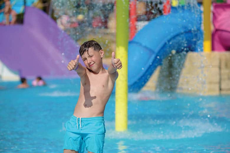 ילד בפארק מים בהולנד