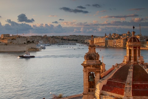 אלפי תיירים פוקדים את האי