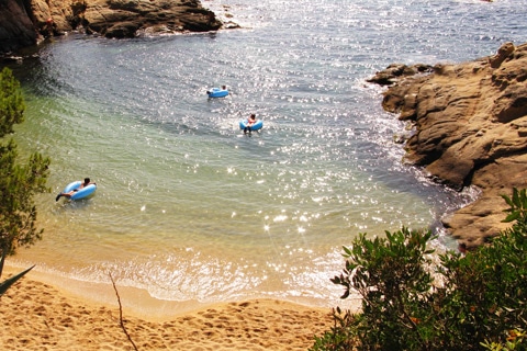 חופים מדהימים עם נופים הרריים קוסטה בראווה