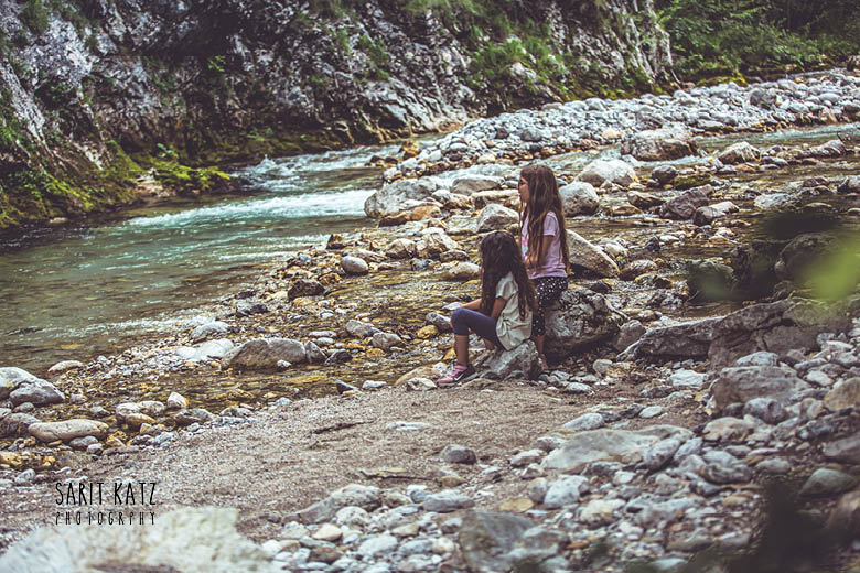 ילדות בנחל בסלובניה