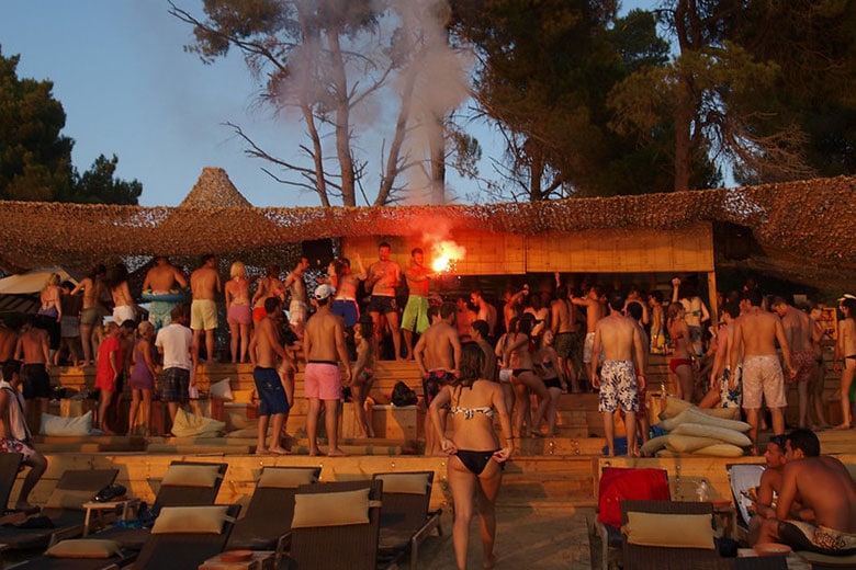 מסיבה בבננה ביץ', סקיאתוס