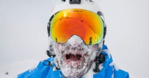 גבר עם שלג על הפנים