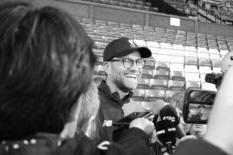 קלופ בשחור לבן