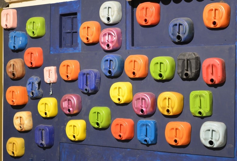 אמנות רחוב - אובייקטים צבעוניים על הקיר