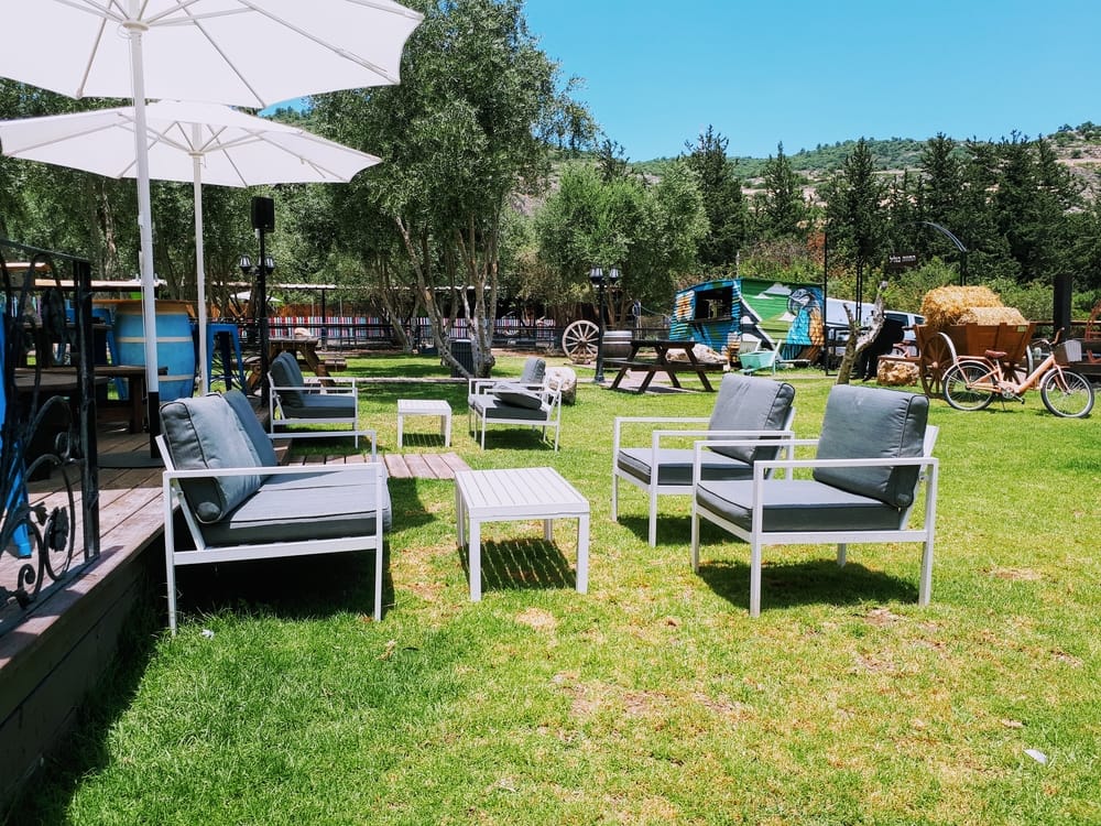 מדשאה עם כסאות