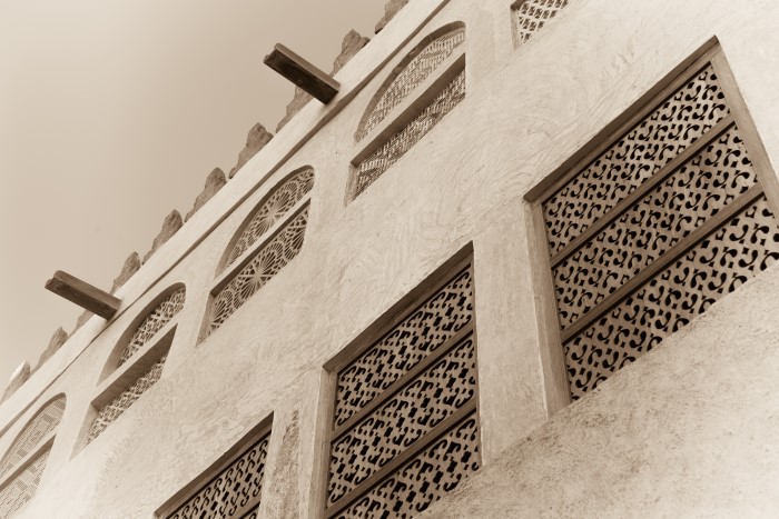 קיר עם חלונות עץ עם פיתוחים