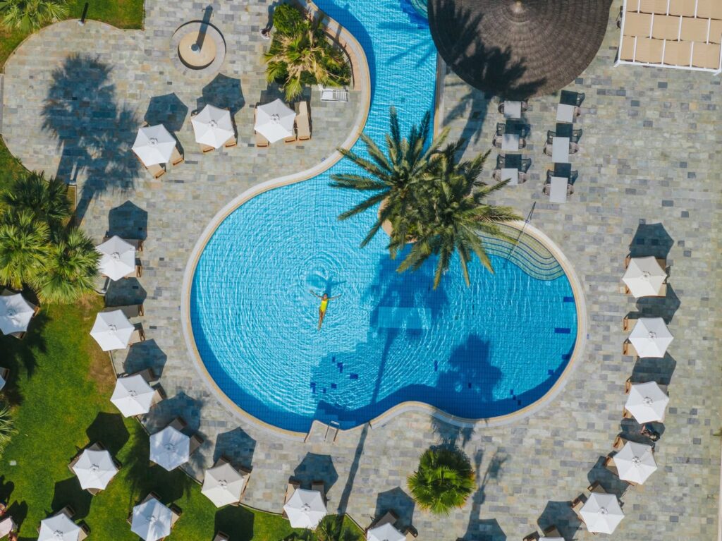 Golden Bay Beach Hotel | מלון גולדן ביי לרנקה